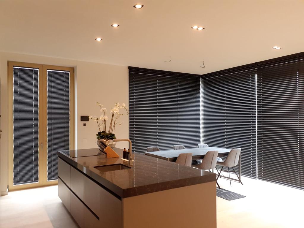 Allu jaloezie in de glaslat met zijgeleiding gemonteerd